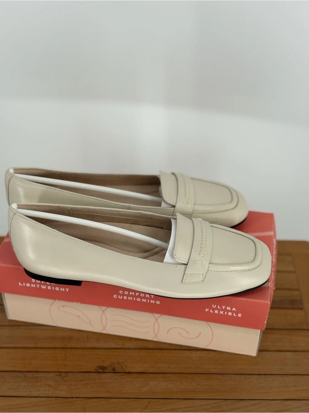 New easy spirit Women's Cream Leather Penny Loafers size 7M